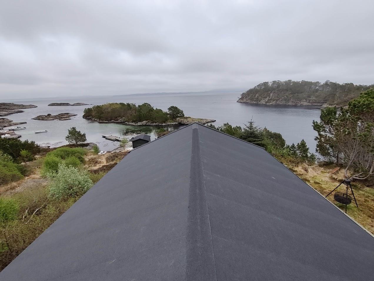 Samme hytte med nytt, mørkt Mataki-tak og utsikt over skjærgården