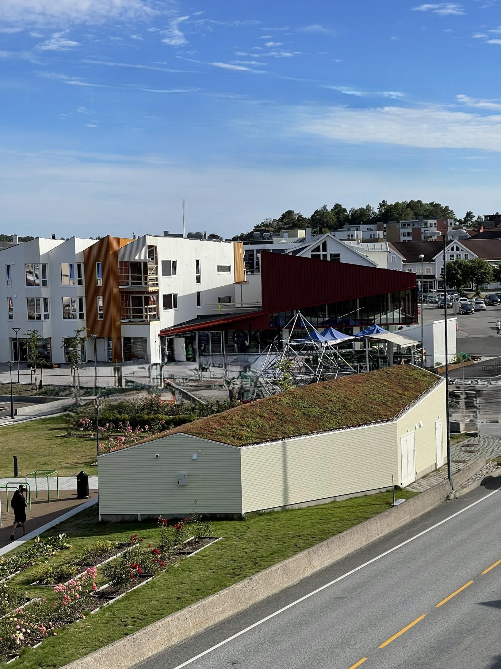 Servicebygg i Grimstad med sedum på taket