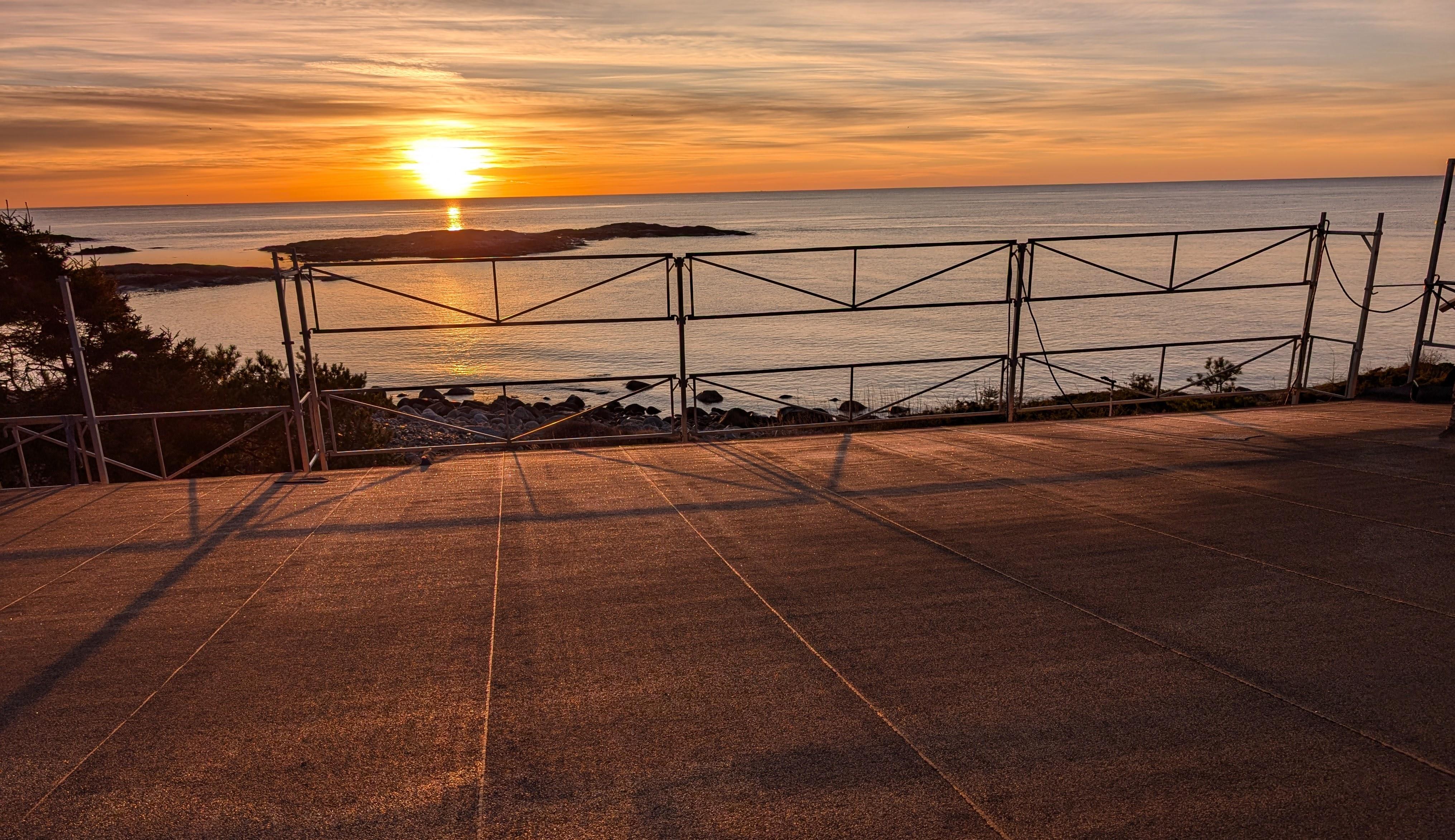 Nytt membrantak med rekkverk, sett mot havet i solnedgang